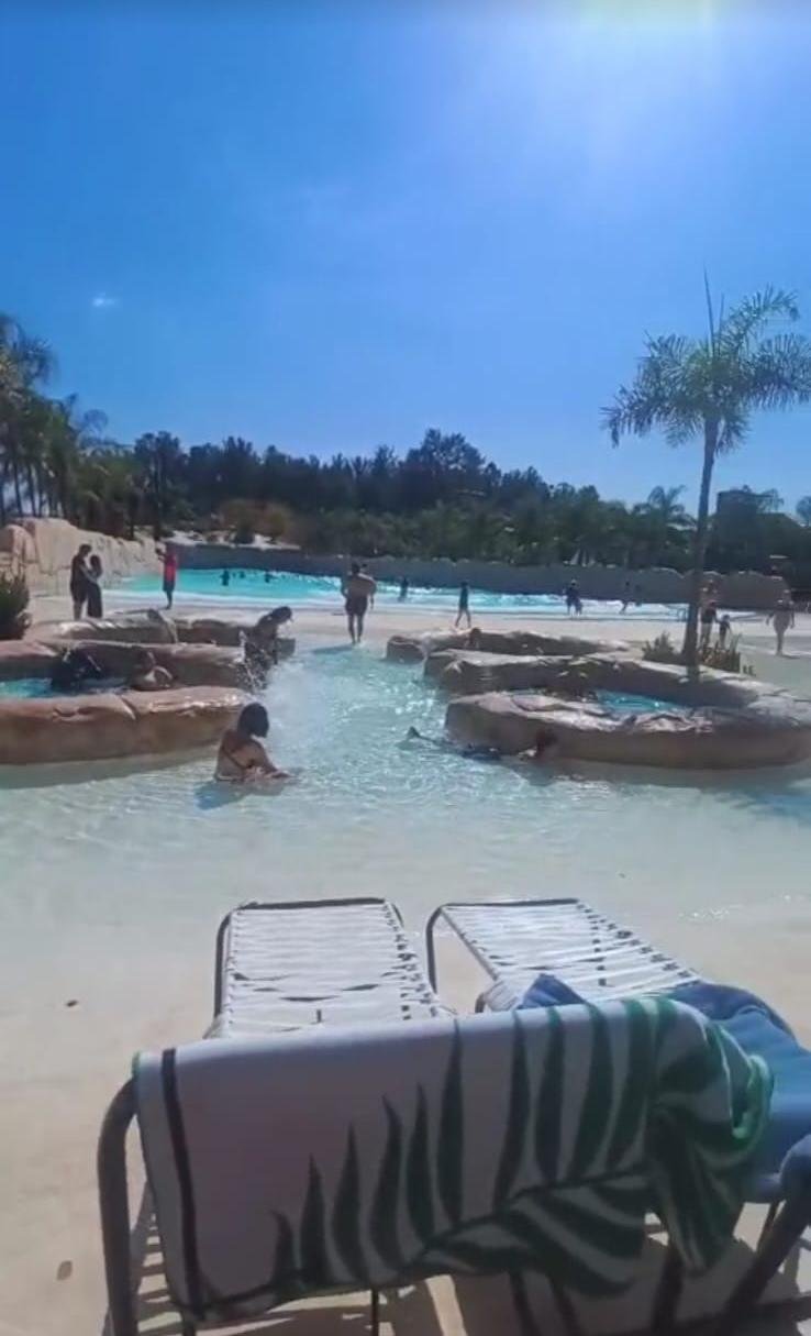 Espreguiçadeiras à beira da piscina de ondas