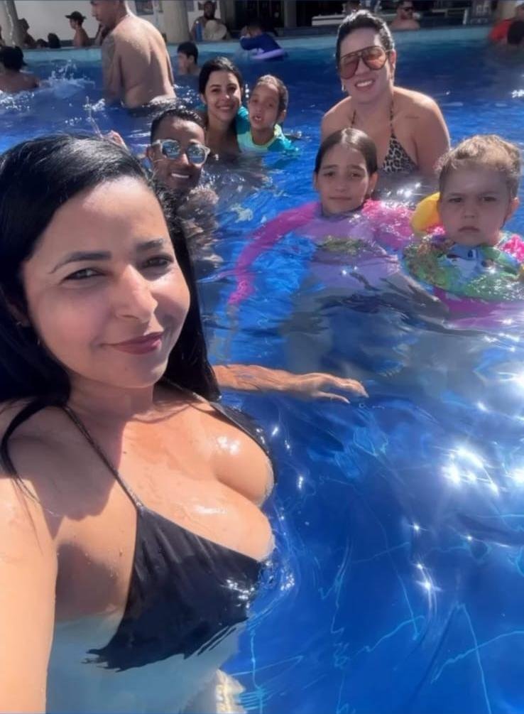 Família reunida na piscina