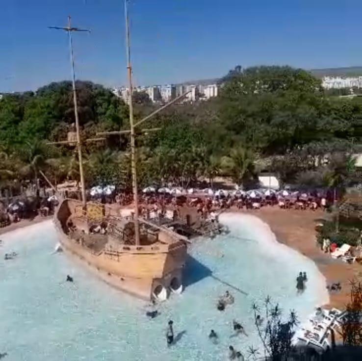 Parque aquático com barco pirata visto de cima